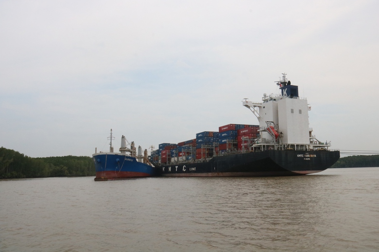 Deputy Minister Nguyen Xuan Sang orders action after oil spill in Ho Chi Minh City- Ảnh 2.