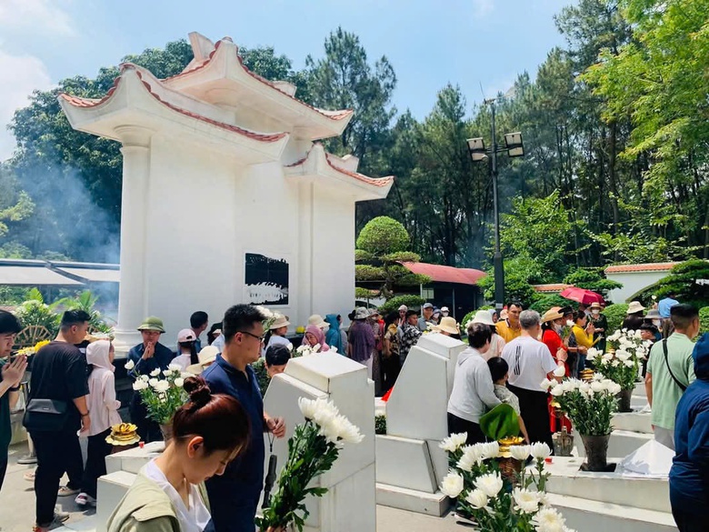 Khoảng 15.000 người về Ng&atilde; ba Đồng Lộc tri &acirc;n trong dịp lễ 30/4- Ảnh 2.