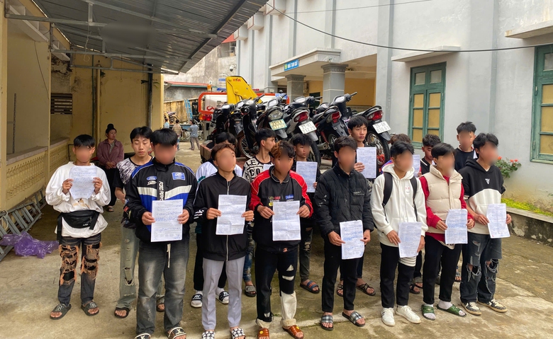 CSGT Y&ecirc;n B&aacute;i ngăn chặn 32 thanh ni&ecirc;n tụ tập thi xe độ- Ảnh 1.