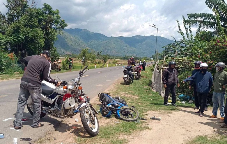 Xe máy lấn làn tông trúng mô tô CSGT khiến hai người bị thương trên quốc lộ 27- Ảnh 1. Xe máy lấn làn tông trúng mô tô CSGT khiến hai người bị thương trên quốc lộ 27- Ảnh 1.