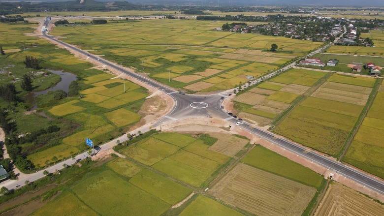 Đảm bảo ATGT tại ng&atilde; tư quốc lộ 8C với đường kết nối cao tốc H&agrave;m Nghi - Vũng &Aacute;ng- Ảnh 1.