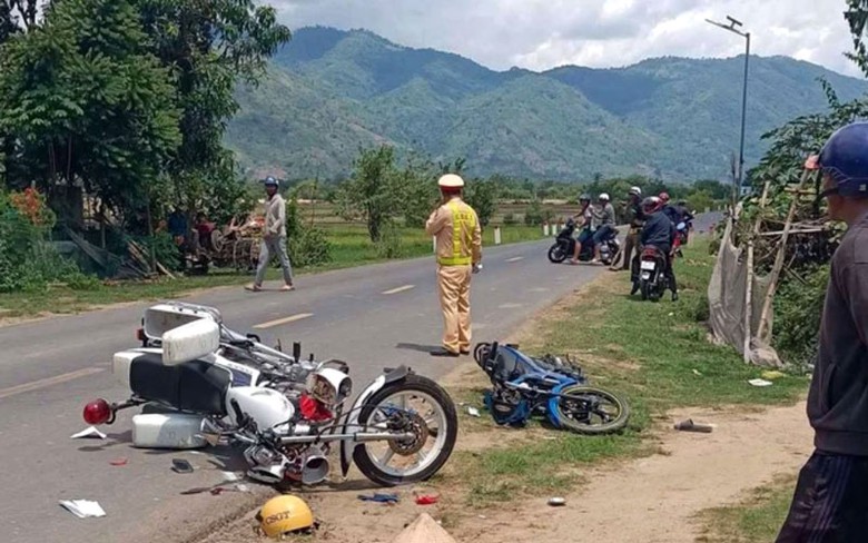 Xe máy lấn làn tông trúng mô tô tuần tra khiến hai người bị thương. Xe máy lấn làn tông trúng mô tô tuần tra khiến hai người bị thương.