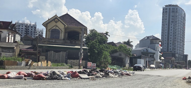 Nghệ An: R&aacute;c thải vứt bừa b&atilde;i ảnh hưởng mỹ quan th&agrave;nh phố Vinh- Ảnh 1.