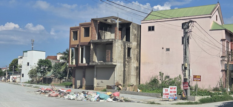 Nghệ An: Rác thải vứt bừa bãi ảnh hưởng mỹ quan thành phố Vinh- Ảnh 2. Nghệ An: Rác thải vứt bừa bãi ảnh hưởng mỹ quan thành phố Vinh- Ảnh 2.