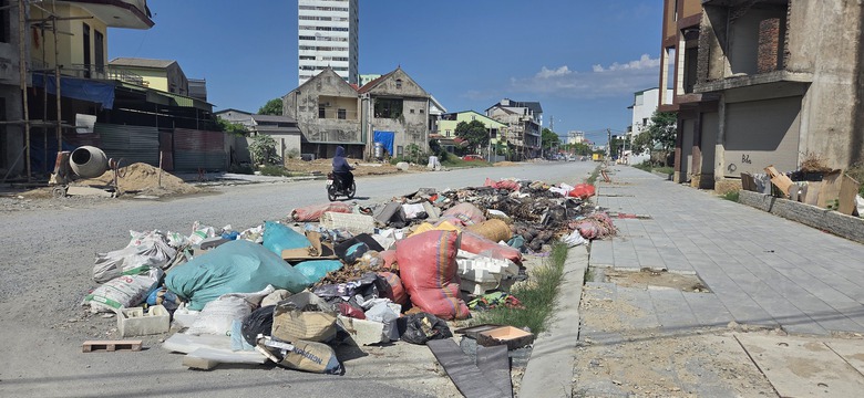 Nghệ An: Rác thải vứt bừa bãi ảnh hưởng mỹ quan thành phố Vinh- Ảnh 3. Nghệ An: Rác thải vứt bừa bãi ảnh hưởng mỹ quan thành phố Vinh- Ảnh 3.