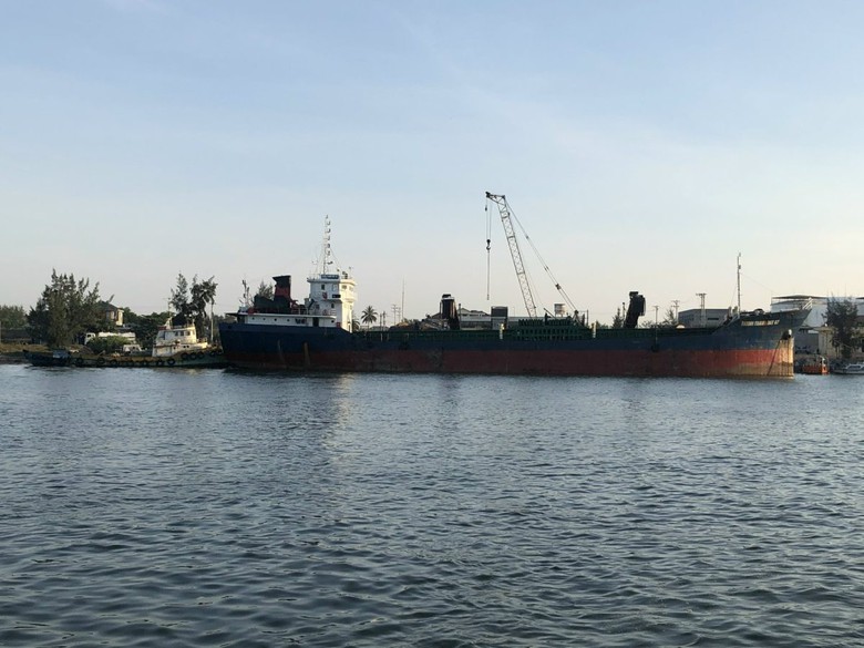 Khẩn trương sửa chữa đê chắn cát luồng Cửa Việt- Ảnh 1. Khẩn trương sửa chữa đê chắn cát luồng Cửa Việt- Ảnh 1.