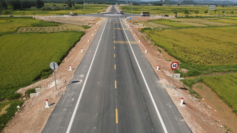 Đảm bảo ATGT tại ng&atilde; tư quốc lộ 8C với đường kết nối cao tốc H&agrave;m Nghi - Vũng &Aacute;ng- Ảnh 3.