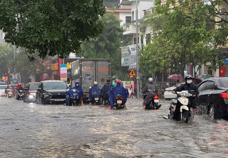 V&igrave; sao nhiều tuyến đường ở TP Bắc Giang ngập s&acirc;u k&eacute;o d&agrave;i sau mưa lớn?- Ảnh 1.