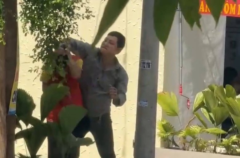 TP.HCM: Nam shipper bị kh&aacute;ch đ&aacute;nh g&atilde;y sống mũi- Ảnh 1.