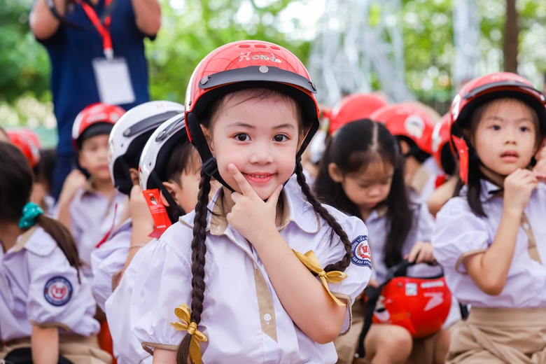 Đội mũ đạt chuẩn để đường đến trường an to&agrave;n hơn- Ảnh 1.