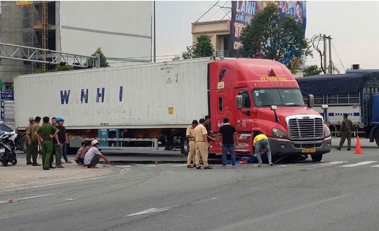 Lực lượng chức năng xử lý hiện trường vụ tai nạn. Lực lượng chức năng xử lý hiện trường vụ tai nạn.