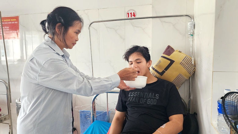 Nam sinh mồ c&ocirc;i bị tai nạn, sống qua ng&agrave;y nhờ cơm từ thiện- Ảnh 1.