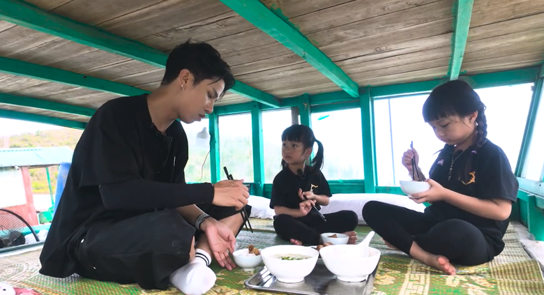 "Bố ơi mình đi đâu thế?" tập 1: Phan Đinh Tùng, Trung Ruồi cùng các con sống ở đảo- Ảnh 3. "Bố ơi mình đi đâu thế?" tập 1: Phan Đinh Tùng, Trung Ruồi cùng các con sống ở đảo- Ảnh 3.