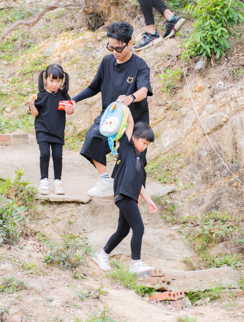 "Bố ơi mình đi đâu thế?" tập 1: Phan Đinh Tùng, Trung Ruồi cùng các con sống ở đảo- Ảnh 2. "Bố ơi mình đi đâu thế?" tập 1: Phan Đinh Tùng, Trung Ruồi cùng các con sống ở đảo- Ảnh 2.