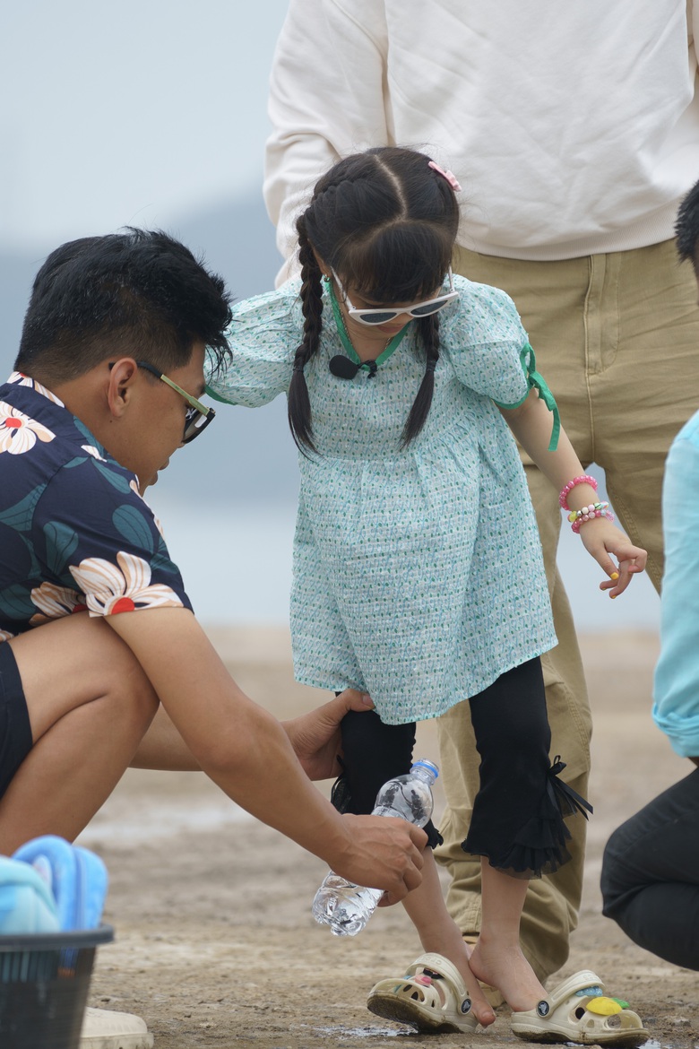 "Bố ơi mình đi đâu thế?" tập 1: Phan Đinh Tùng, Trung Ruồi cùng các con sống ở đảo- Ảnh 6. "Bố ơi mình đi đâu thế?" tập 1: Phan Đinh Tùng, Trung Ruồi cùng các con sống ở đảo- Ảnh 6.