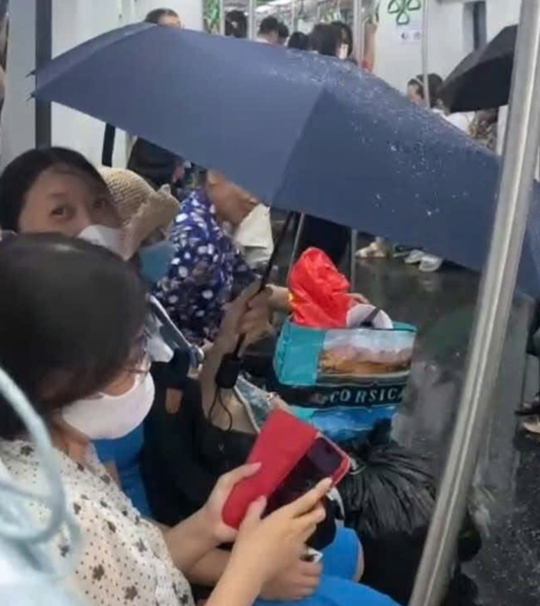 Xử lý dứt điểm tình trạng nước chảy trên tàu Cát Linh - Hà Đông trong ngày 20/5- Ảnh 1. Xử lý dứt điểm tình trạng nước chảy trên tàu Cát Linh - Hà Đông trong ngày 20/5- Ảnh 1.