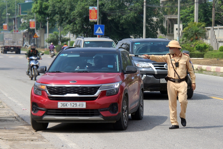 H&agrave; Nội: CSGT b&iacute; mật ghi h&igrave;nh, nhiều &ocirc; t&ocirc;, xe m&aacute;y chạy qu&aacute; tốc độ bị phạt- Ảnh 1.