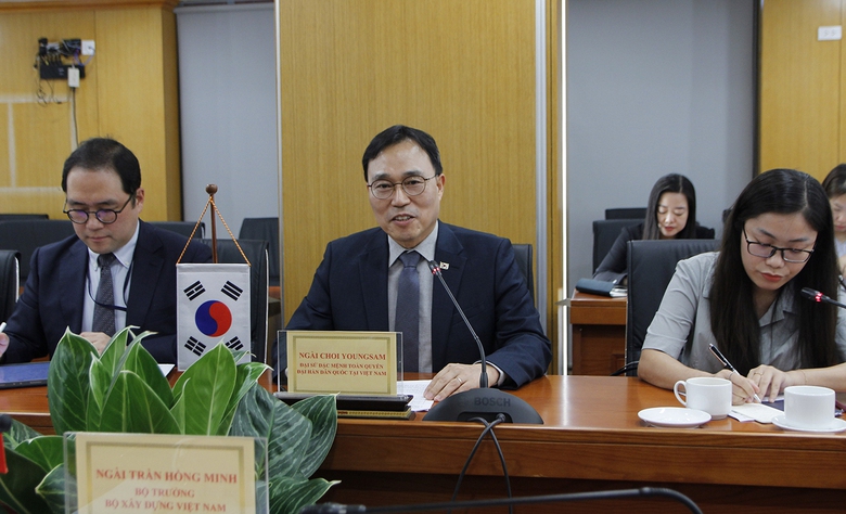 Đại sứ đặc mệnh to&agrave;n quyền H&agrave;n Quốc tại Việt Nam Choi Youngsam.