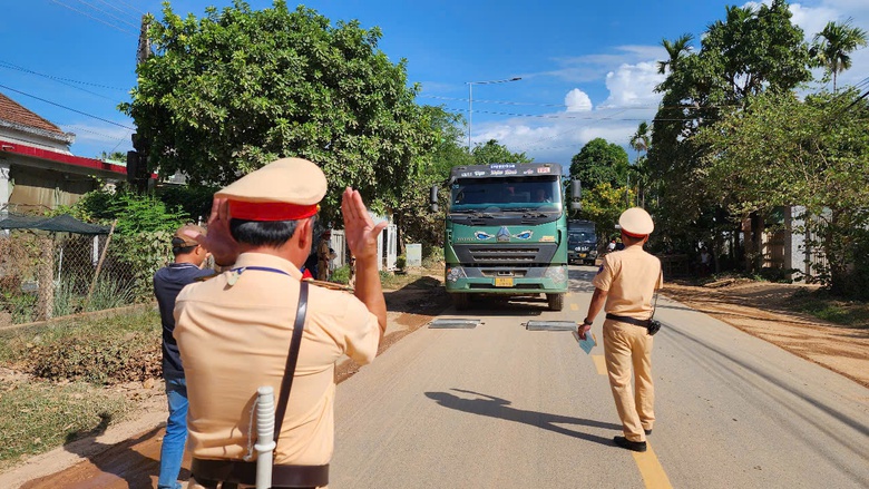 Chở qu&aacute; tải gần 280%, chủ xe bị phạt 140 triệu đồng- Ảnh 1.