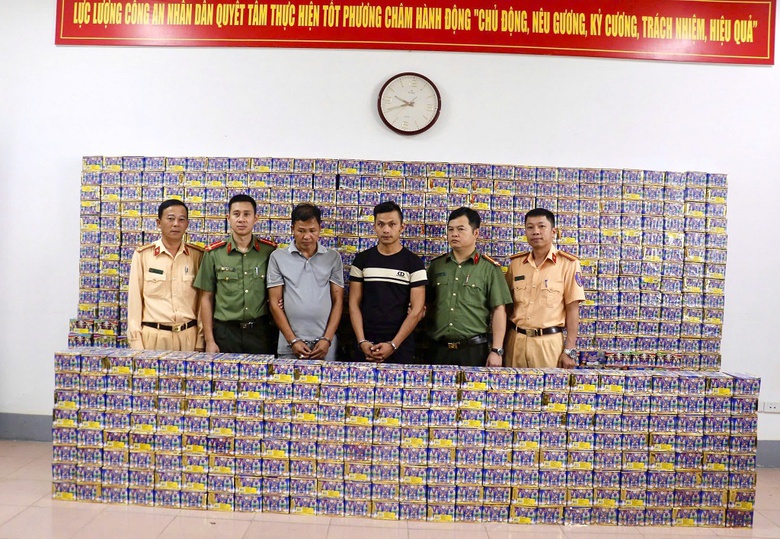 C&ocirc;ng an Nghệ An bắt giữ c&aacute;c đối tượng bu&ocirc;n b&aacute;n ph&aacute;o xuy&ecirc;n quốc gia- Ảnh 1.