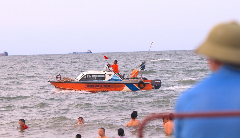 Đ&ocirc;i nam nữ đuối nước tử vong, &ocirc; t&ocirc; bỏ lại tr&ecirc;n bờ biển- Ảnh 1.