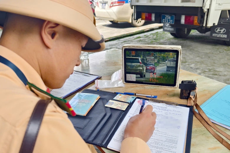 H&agrave; Nội: CSGT b&iacute; mật ghi h&igrave;nh, nhiều &ocirc; t&ocirc;, xe m&aacute;y chạy qu&aacute; tốc độ bị phạt- Ảnh 5.