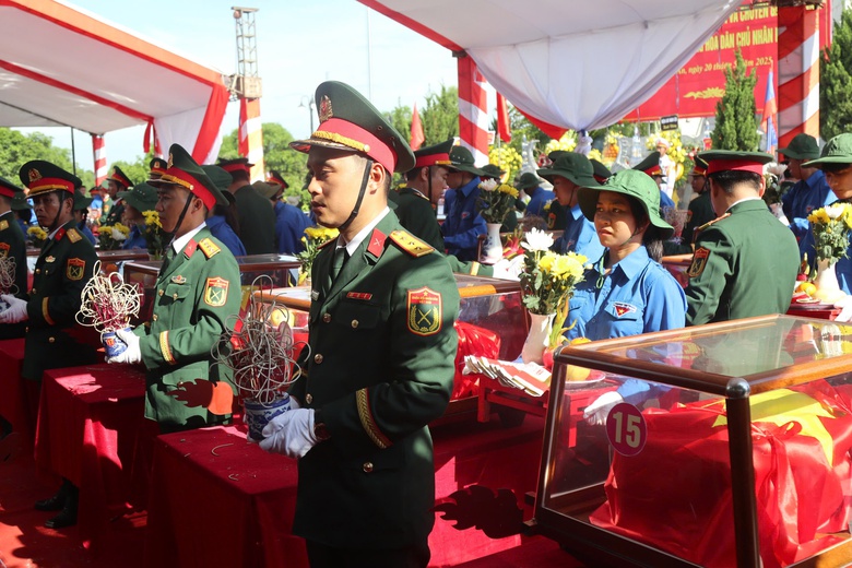 Nghệ An tổ chức Lễ truy điệu, an t&aacute;ng 76 h&agrave;i cốt liệt sĩ hy sinh ở L&agrave;o- Ảnh 3.