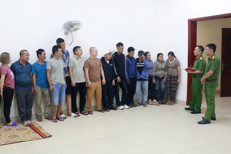 C&ocirc;ng an Nghệ An triệt x&oacute;a "ổ nh&oacute;m" đ&aacute;nh bạc trong rừng- Ảnh 2.