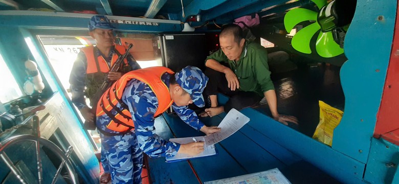 Bắt t&agrave;u c&aacute; vận chuyển tr&aacute;i ph&eacute;p 60.000 l&iacute;t dầu tr&ecirc;n biển T&acirc;y Nam- Ảnh 2.