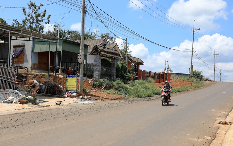 Đắk N&ocirc;ng: Dự &aacute;n đường 57 tỷ đồng chậm tiến độ v&igrave; vướng 32 hộ d&acirc;n- Ảnh 2.