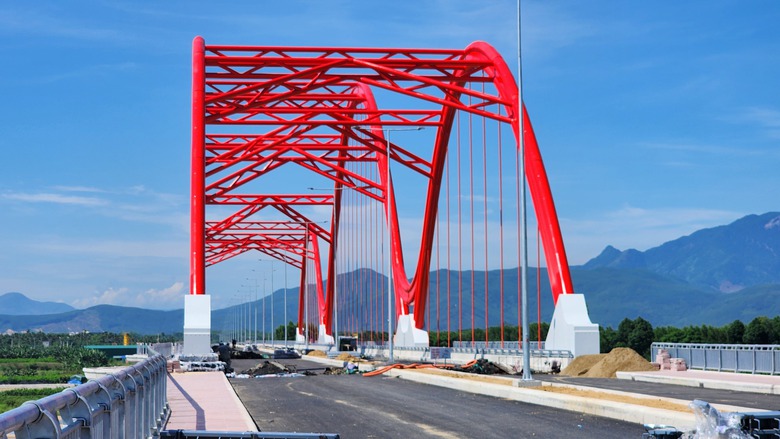 Cận cảnh cầu v&ograve;m sắt 850 tỷ đồng sắp th&ocirc;ng xe ở Quảng Ng&atilde;i- Ảnh 2.