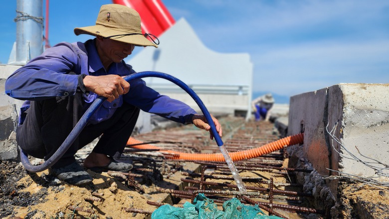 Cận cảnh cầu v&ograve;m sắt 850 tỷ đồng sắp th&ocirc;ng xe ở Quảng Ng&atilde;i- Ảnh 8.