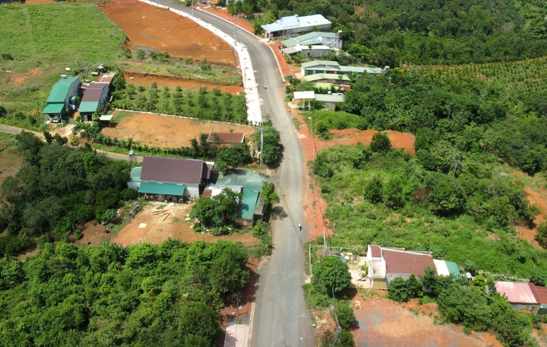 Đắk N&ocirc;ng: Dự &aacute;n đường 57 tỷ đồng chậm tiến độ v&igrave; vướng 32 hộ d&acirc;n- Ảnh 1.