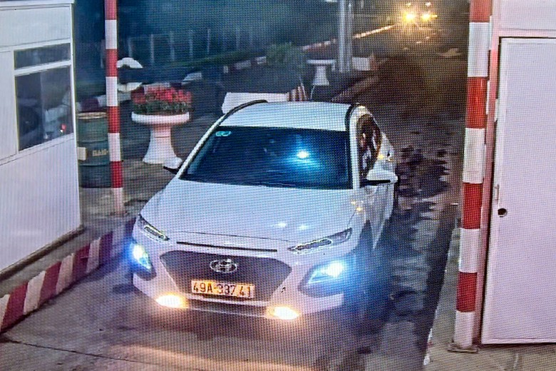 Cảnh sát giao thông xử lý tài xế ô tô đi ngược chiều trên cao tốc Liên Khương - Prenn- Ảnh 1. Cảnh sát giao thông xử lý tài xế ô tô đi ngược chiều trên cao tốc Liên Khương - Prenn- Ảnh 1.