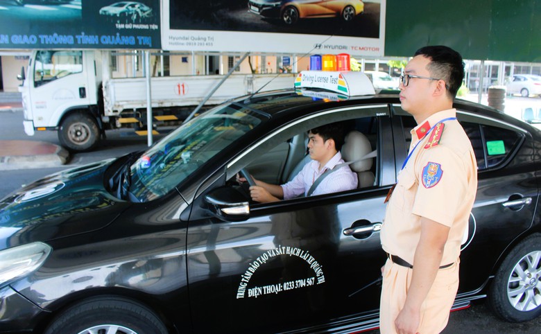 CSGT Quảng Trị kiểm tra hồ sơ, nồng độ cồn học vi&ecirc;n trước khi s&aacute;t hạch l&aacute;i xe- Ảnh 12.