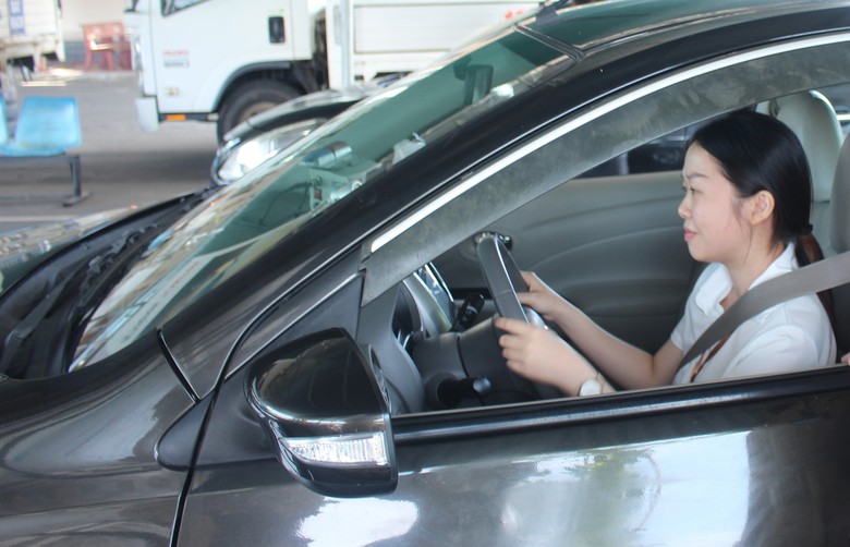 CSGT Quảng Trị kiểm tra hồ sơ, nồng độ cồn học vi&ecirc;n trước khi s&aacute;t hạch l&aacute;i xe- Ảnh 14.