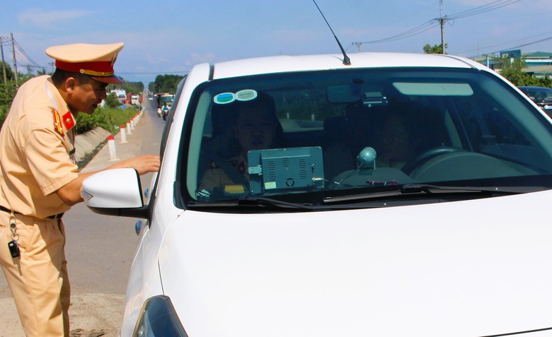CSGT Quảng Trị kiểm tra hồ sơ, nồng độ cồn học vi&ecirc;n trước khi s&aacute;t hạch l&aacute;i xe- Ảnh 15.