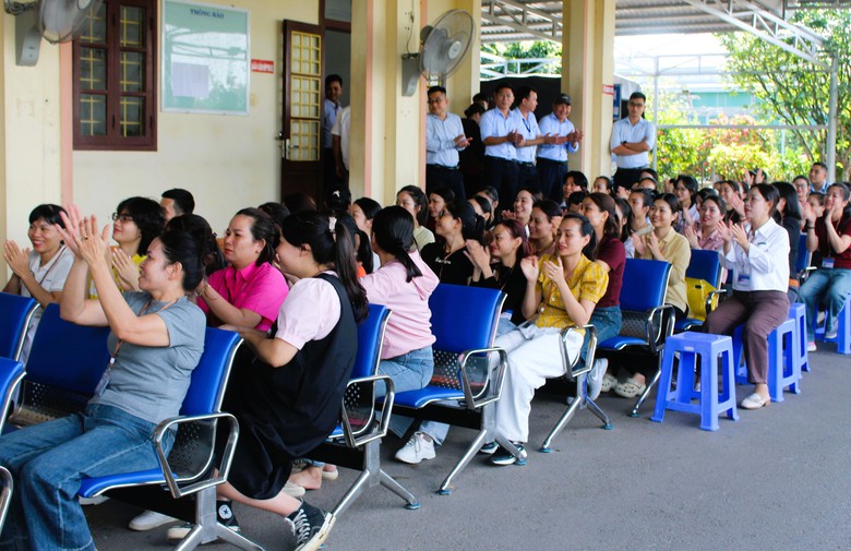 CSGT Quảng Trị kiểm tra hồ sơ, nồng độ cồn học vi&ecirc;n trước khi s&aacute;t hạch l&aacute;i xe- Ảnh 6.