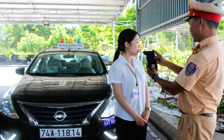 CSGT Quảng Trị kiểm tra hồ sơ, nồng độ cồn học vi&ecirc;n trước khi s&aacute;t hạch l&aacute;i xe- Ảnh 9.