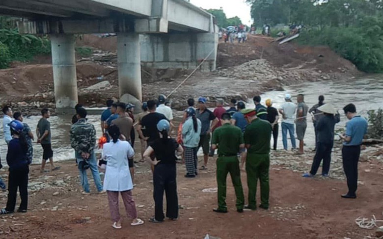Quảng Ninh: Nh&oacute;m thanh thiếu ni&ecirc;n bị lũ cuốn tr&ocirc;i, 2 ch&aacute;u tử vong, 2 ch&aacute;u mất t&iacute;ch