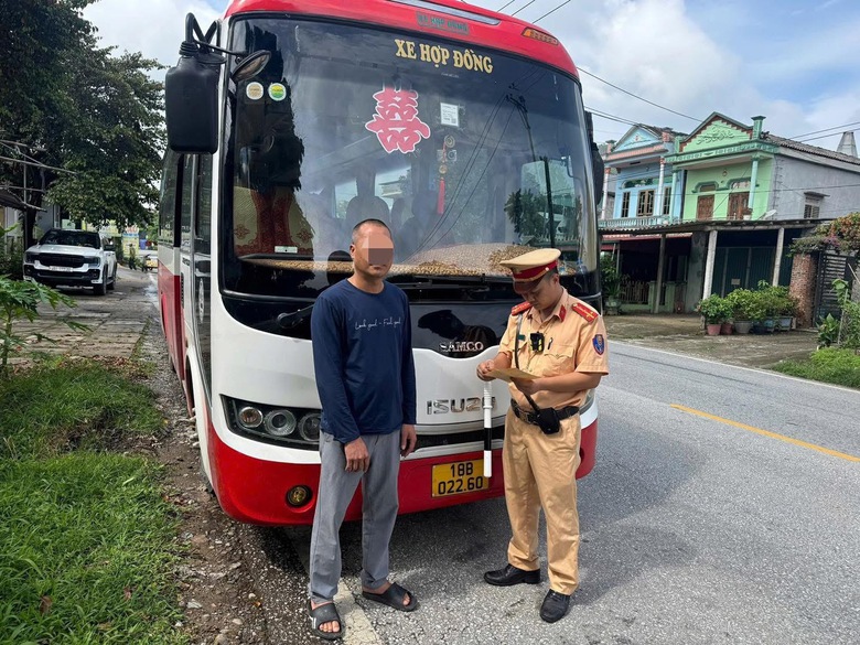 Tuy&ecirc;n Quang: Xử l&yacute; t&agrave;i xế &ocirc; t&ocirc; đi ngược chiều tr&ecirc;n quốc lộ 2 trong mưa lớn- Ảnh 1.