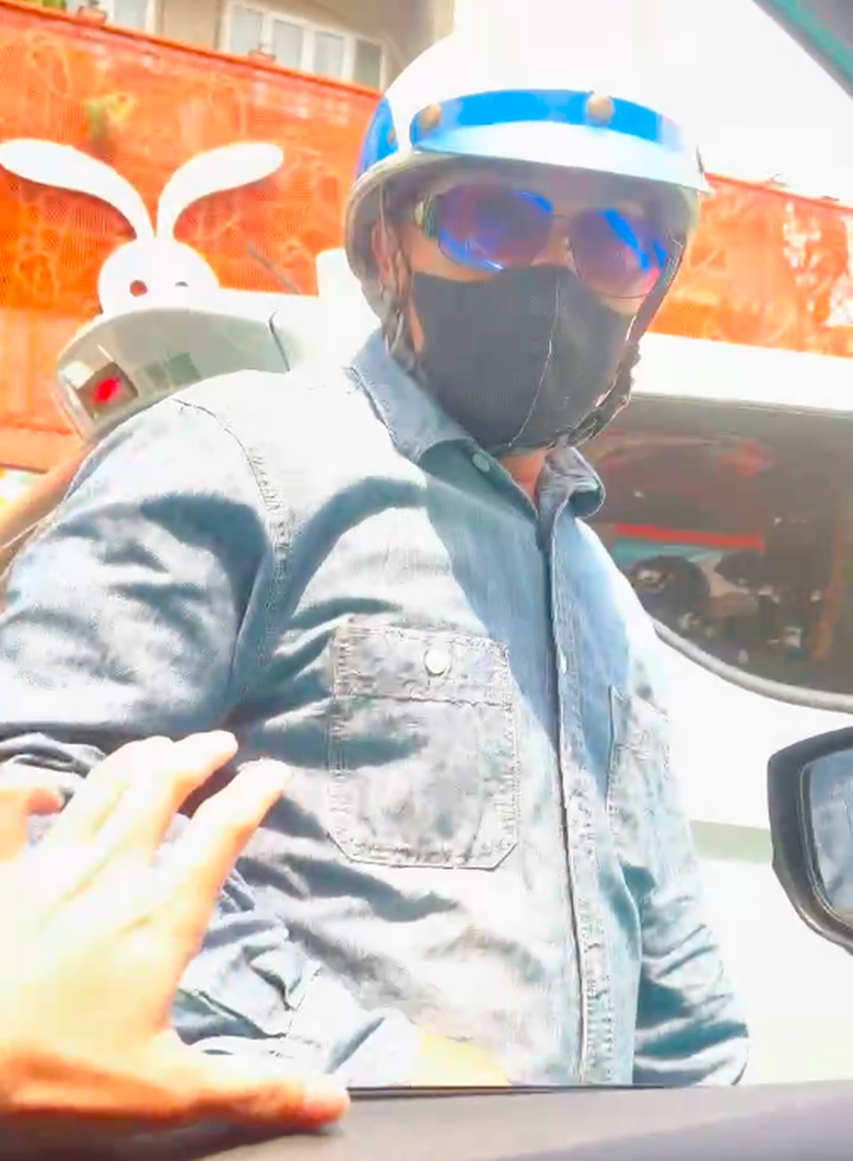 TP.HCM: T&agrave;i xế taxi c&ocirc;ng nghệ bị h&agrave;nh hung khi dừng đ&egrave;n đỏ  - Ảnh 1.