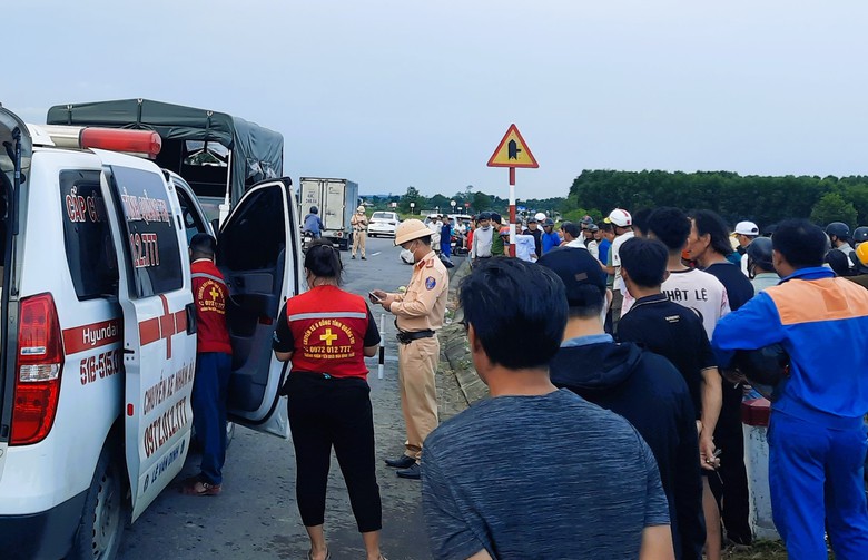 Tai nạn ở Quảng Trị, hai chị em đi xe m&aacute;y điện người tử vong, người bị thương nặng- Ảnh 2.