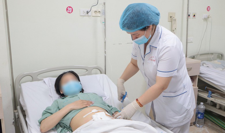 Tự &yacute; d&ugrave;ng thuốc giảm đau bụng, một phụ nữ nhập viện mổ cấp cứu- Ảnh 1.