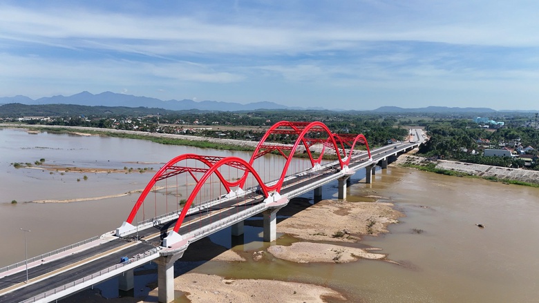Cận cảnh cầu v&ograve;m sắt 850 tỷ đồng sắp th&ocirc;ng xe ở Quảng Ng&atilde;i- Ảnh 12.