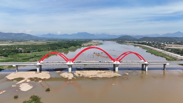 Cận cảnh cầu v&ograve;m sắt 850 tỷ đồng sắp th&ocirc;ng xe ở Quảng Ng&atilde;i- Ảnh 9.