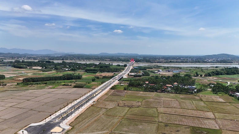 Cận cảnh cầu v&ograve;m sắt 850 tỷ đồng sắp th&ocirc;ng xe ở Quảng Ng&atilde;i- Ảnh 11.