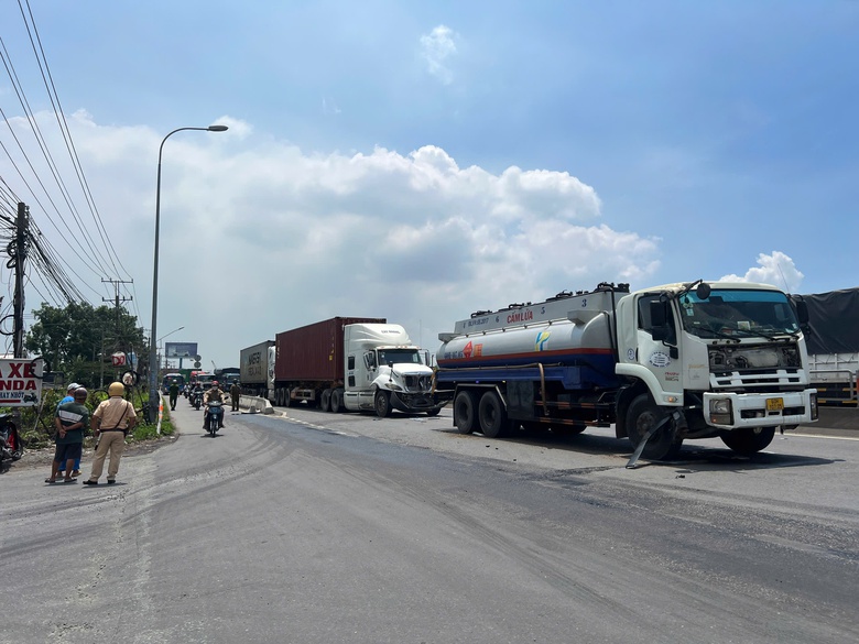 Bốn xe &ocirc; t&ocirc; t&ocirc;ng li&ecirc;n ho&agrave;n, cửa ng&otilde; ph&iacute;a Đ&ocirc;ng TP.HCM &ugrave;n tắc k&eacute;o d&agrave;i- Ảnh 1.