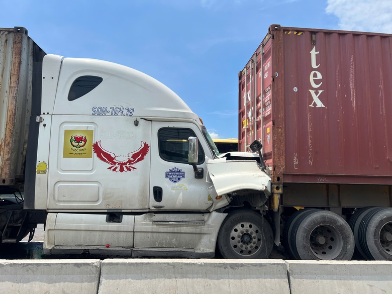 Bốn xe &ocirc; t&ocirc; t&ocirc;ng li&ecirc;n ho&agrave;n, cửa ng&otilde; ph&iacute;a Đ&ocirc;ng TP.HCM &ugrave;n tắc k&eacute;o d&agrave;i- Ảnh 2.