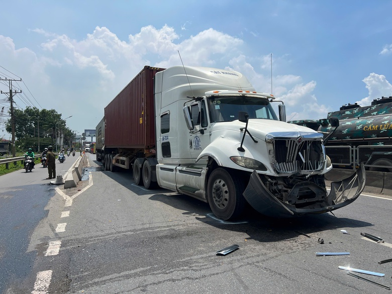 Bốn xe &ocirc; t&ocirc; t&ocirc;ng li&ecirc;n ho&agrave;n, cửa ng&otilde; ph&iacute;a Đ&ocirc;ng TP.HCM &ugrave;n tắc k&eacute;o d&agrave;i- Ảnh 3.